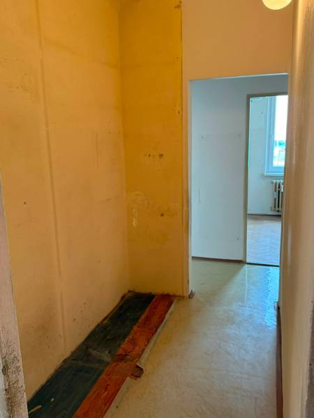 4-izb. byt, Martinčekova ul., Ružinov, 2.p./10, 2 x lodžia - Úzky, nevymaľovaný chodba v 4-izbovom byte s pohľadom do ďalšej miestnosti.