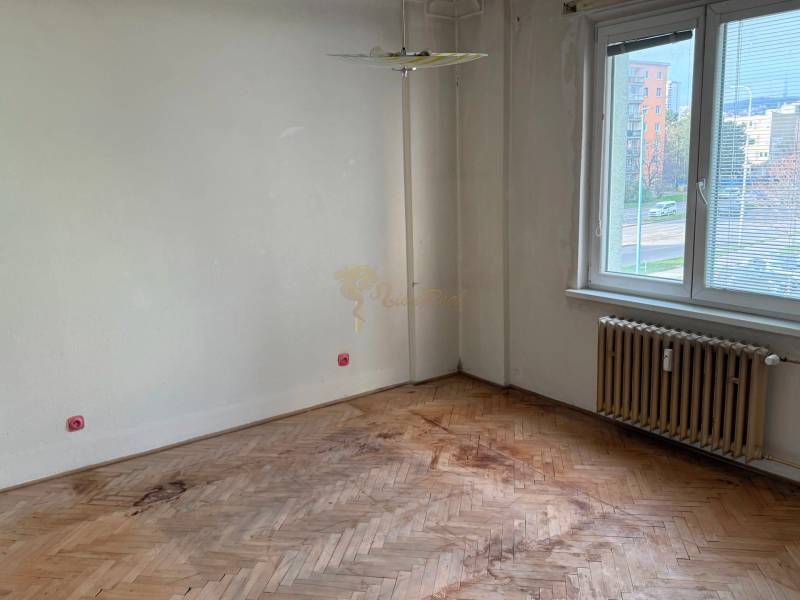 4-izb. byt, Martinčekova ul., Ružinov, 2.p./10, 2 x lodžia - Izba v 4-izbovom byte s podlahou s dreveným dekorom a radiátorom.