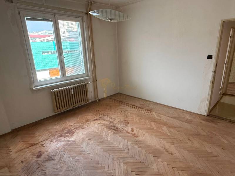 4-izb. byt, Martinčekova ul., Ružinov, 2.p./10, 2 x lodžia - Izba v 4-izbovom byte s oknom a podlahou s dreveným dekorom.