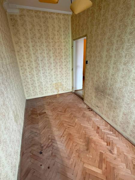 4-izb. byt, Martinčekova ul., Ružinov, 2.p./10, 2 x lodžia - Úzka miestnosť s podlahou s dreveným dekorom a tapetami v 4-izbovom byte.