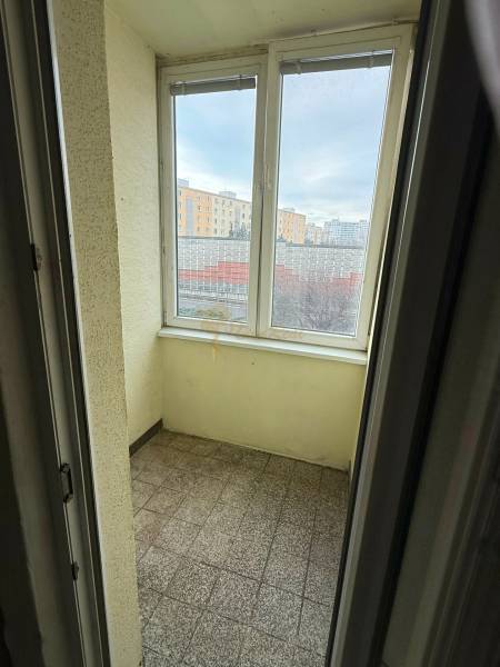 4-izb. byt, Martinčekova ul., Ružinov, 2.p./10, 2 x lodžia - Vstup na zasklenú lodžiu s dlažbou, nachádzajúcu sa v 4-izbovom byte.