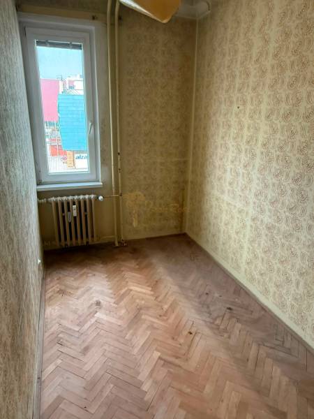 4-izb. byt, Martinčekova ul., Ružinov, 2.p./10, 2 x lodžia - Úzka miestnosť v 4-izbovom byte s tapetovanými stenami a podlahou s dreveným dekorom.