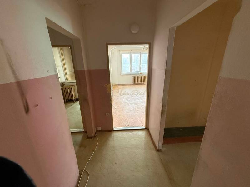 4-izb. byt, Martinčekova ul., Ružinov, 2.p./10, 2 x lodžia - Chodba so vstupmi do miestností a podlahou s dreveným dekorom v 4-izbovom byte.