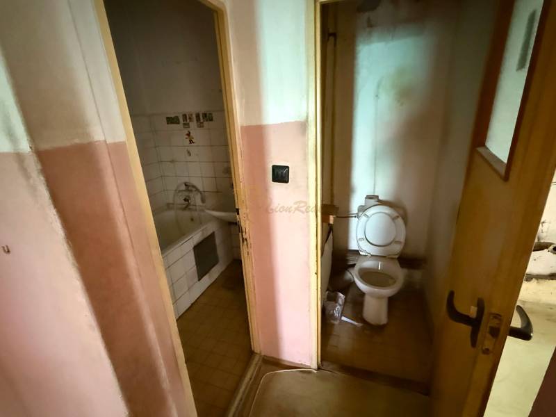 4-izb. byt, Martinčekova ul., Ružinov, 2.p./10, 2 x lodžia - Kúpeľňa so starou vaňou a samostatnou toaletou v 4-izbovom byte.