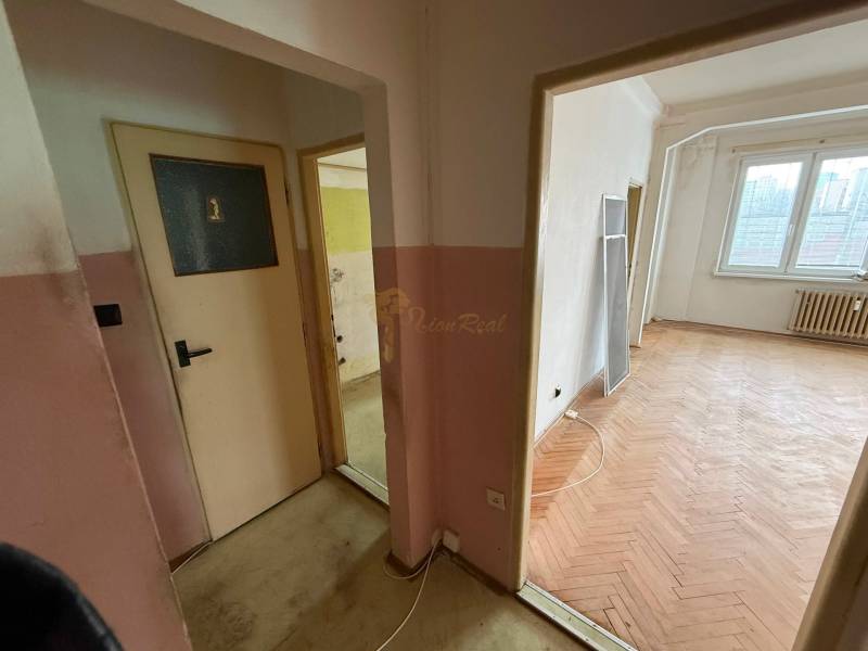 4-izb. byt, Martinčekova ul., Ružinov, 2.p./10, 2 x lodžia - Interiér 4-izbového bytu s podlahou s dreveným dekorom a nenábytkom.