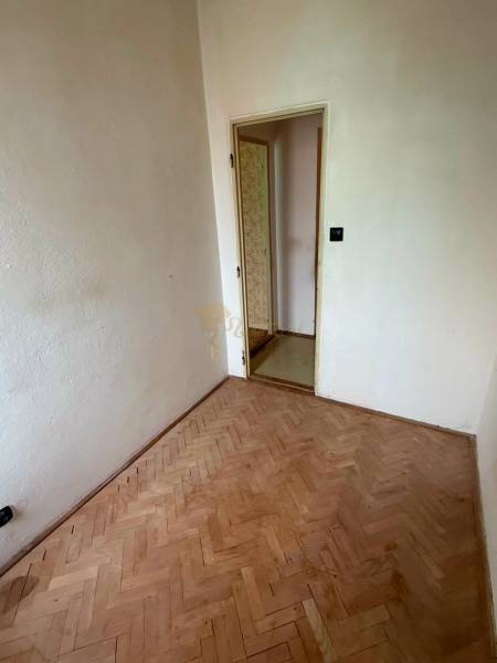 4-izb. byt, Martinčekova ul., Ružinov, 2.p./10, 2 x lodžia - Izba 4-izbového bytu s podlahou s dreveným dekorom a dverami.