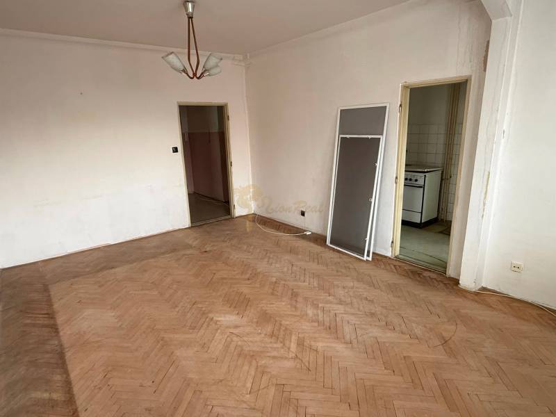 4-izb. byt, Martinčekova ul., Ružinov, 2.p./10, 2 x lodžia - Izba v 4-izbovom byte s podlahou s dreveným dekorom a dverami do kuchyne.