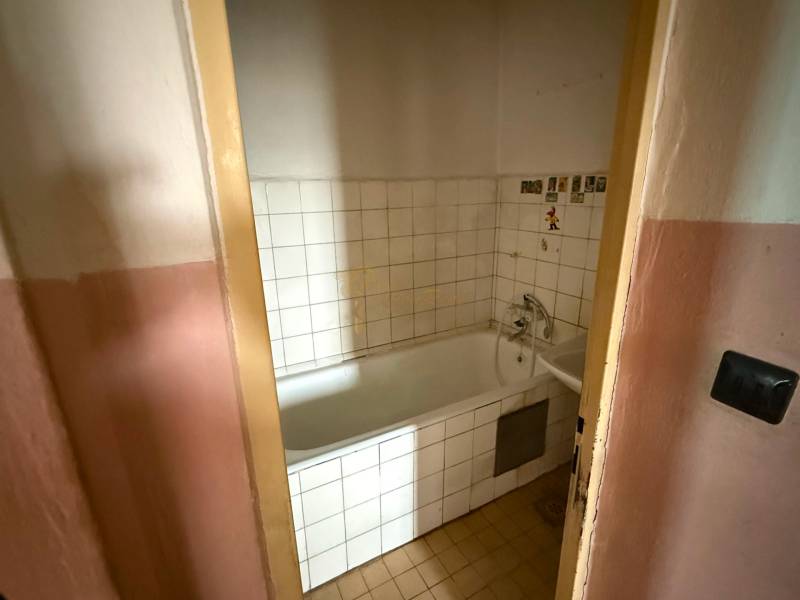 4-izb. byt, Martinčekova ul., Ružinov, 2.p./10, 2 x lodžia - Kúpeľňa so staršou dlažbou a obkladmi, 4-izbový byt.
