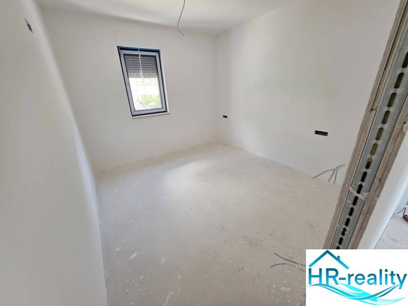 Chorvátsko, Makarska - veľký apartmán v novostavbe s výťahom - Svetlá izba s bielymi stenami a oknom značky HR-reality v Rekreačnom apartmáne.