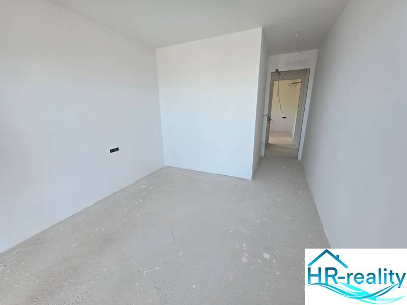 Chorvátsko, Makarska - veľký apartmán v novostavbe s výťahom - Rekreačný apartmán s bielymi stenami a základnou podlahou bez dekoru.