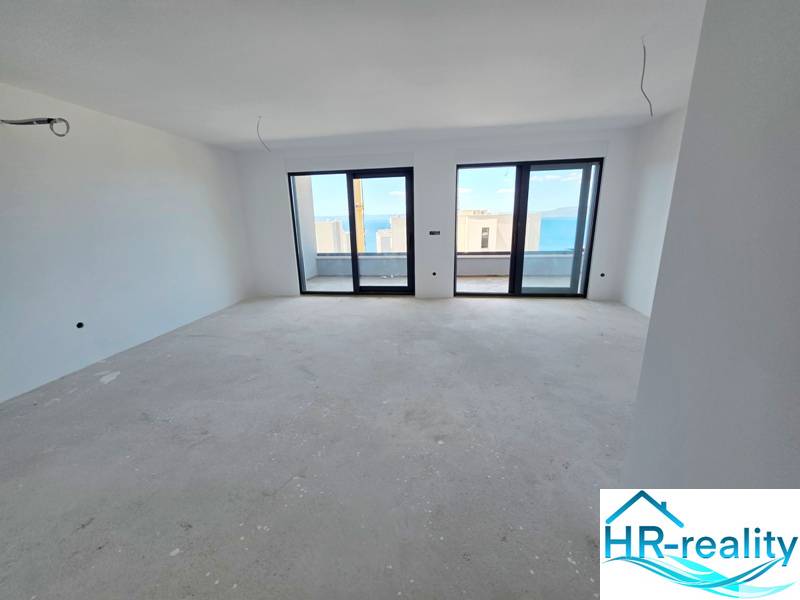 Chorvátsko, Makarska - veľký apartmán v novostavbe s výťahom - Interiér Rekreačného apartmánu s výhľadom cez veľké okná na more.