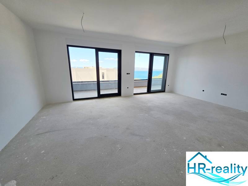 Chorvátsko, Makarska - veľký apartmán v novostavbe s výťahom - Svetlá miestnosť v rekreačnom apartmáne s veľkými oknami s výhľadom na more.