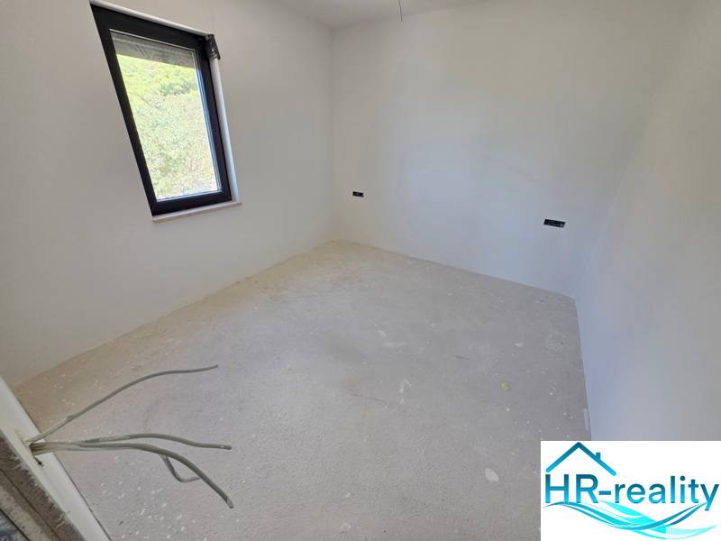 Chorvátsko, Makarska - veľký apartmán v novostavbe s výťahom - Nezariadená miestnosť v Rekreačnom apartmáne so svetlou stenou a oknom.