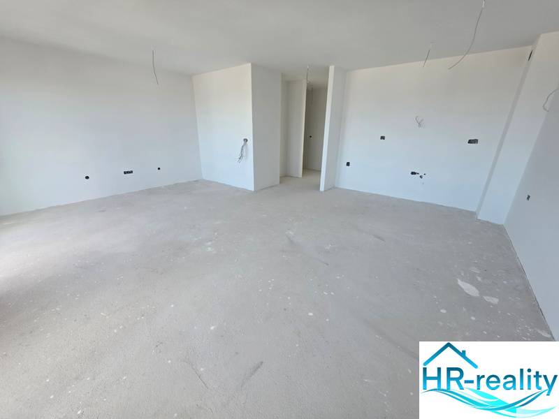 Chorvátsko, Makarska - veľký apartmán v novostavbe s výťahom - Obývací priestor Rekreačného apartmánu s bielymi stenami vo výstavbe.