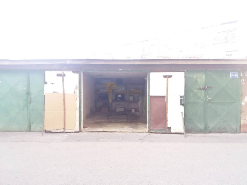 Garáž na ul. Jelačičova, Ružinov - Nivy - Garáže na Jelačičovej ulici v Bratislave - Ružinove, s kovovými dverami.