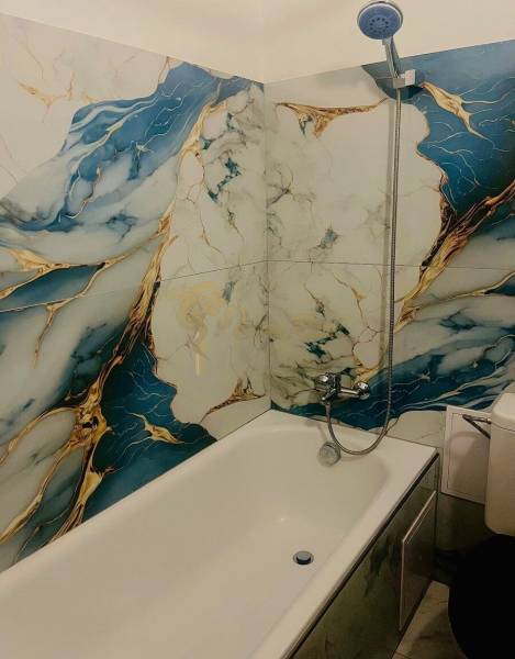 Garzónka M. Schneidra Trnavského, Dúbravka, veľká lodžia - Kúpeľňa s vaňou a obkladmi s mramorovým dekorom v garsónke.