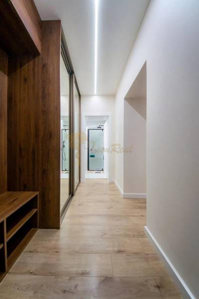 2,5 izb. byt, ul. Jelenia, Staré Mesto,tehlový dom, po rekonštrukcii - Chodba v 3-izbovom byte s drevenou podlahou na ulici Jelenia v Bratislave.