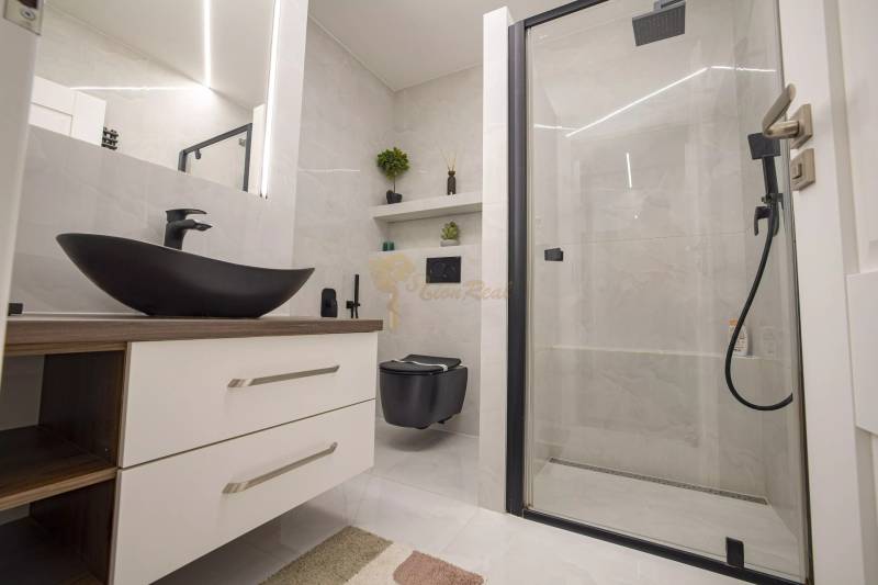 2,5 izb. byt, ul. Jelenia, Staré Mesto,tehlový dom, po rekonštrukcii - Moderná kúpeľňa v 3-izbovom byte, s čiernym umývadlom, skleneným sprchovým kútom na ulici Jelenia.