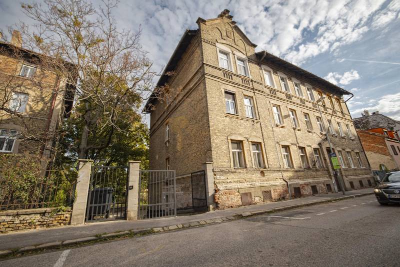 2,5 izb. byt, ul. Jelenia, Staré Mesto,tehlový dom, po rekonštrukcii - Historická budova na ulici Jelenia s 3-izbovým bytom a vzrastlými stromami okolo.