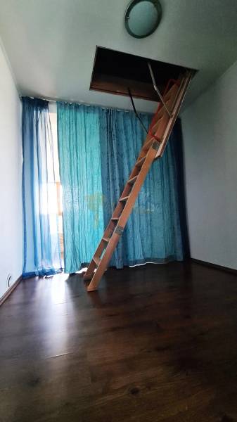 5-izb. dvojpodlažný rodinný dom, Rovinka - Svetlá miestnosť s dreveným schodiskom vedúcim na podkrovie v rodinnom dome.