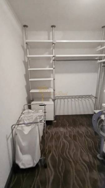 5-izb. dvojpodlažný rodinný dom, Rovinka - Šatník v rodinnom dome s poličkami a košom na bielizeň.