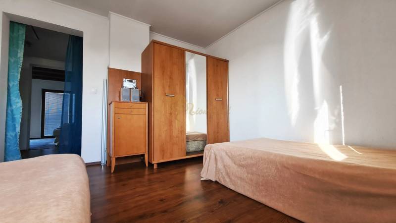 5-izb. dvojpodlažný rodinný dom, Rovinka - Izba v Rodinnom dome so vstavanou skriňou, drevenou podlahou a posteľami.