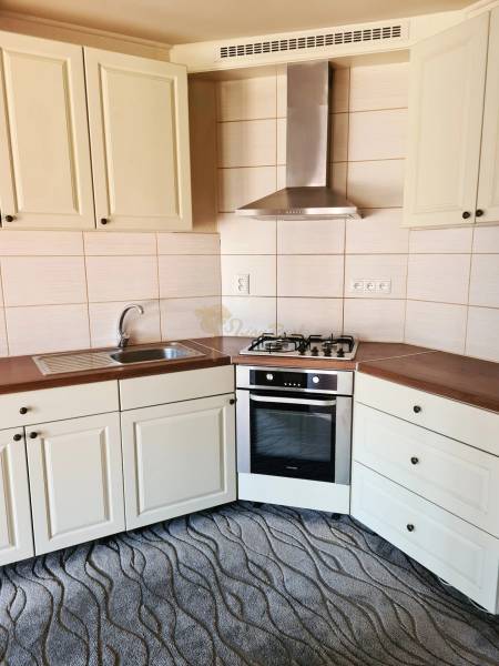 5-izb. dvojpodlažný rodinný dom, Rovinka - Kuchyňa v rodinnom dome s rohovou linkou, plynovým sporákom a digestorom.