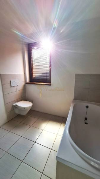 5-izb. dvojpodlažný rodinný dom, Rovinka - Kúpeľňa v rodinnom dome s vaňou, toaletou a oknom prepúšťajúcim slnečné lúče.