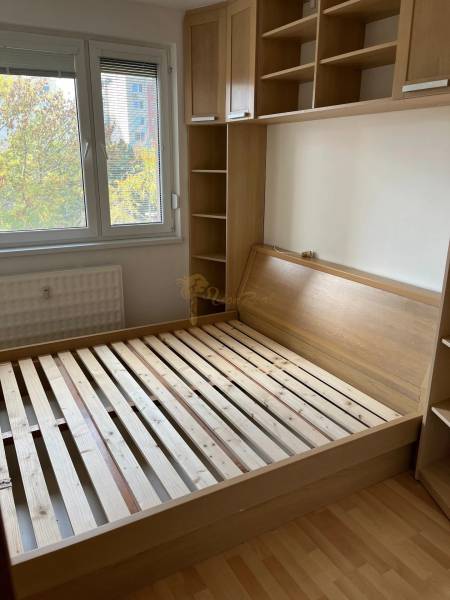 3-izb. byt, Palkovičova ul., Ružinov, lodžia, 4.p./12 - Dizajn spálne s posteľou v zabudovanom nábytku, podlaha s dreveným dekorom.