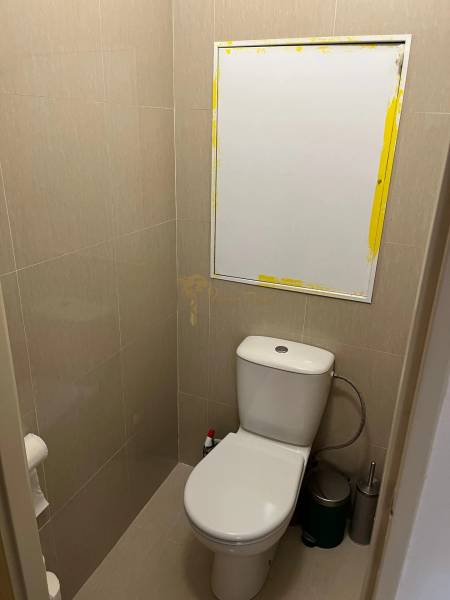 3-izb. byt, Palkovičova ul., Ružinov, lodžia, 4.p./12 - Kúpeľňa s toaletou, dlaždicami a stene, súčasť 3-izbového bytu.