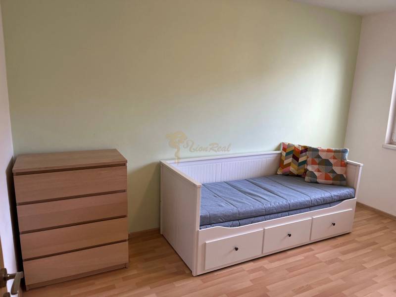 3-izb. byt, Palkovičova ul., Ružinov, lodžia, 4.p./12 - Izba v 3-izbovom byte s podlahou s dreveným dekorom, lôžkom a komodou.