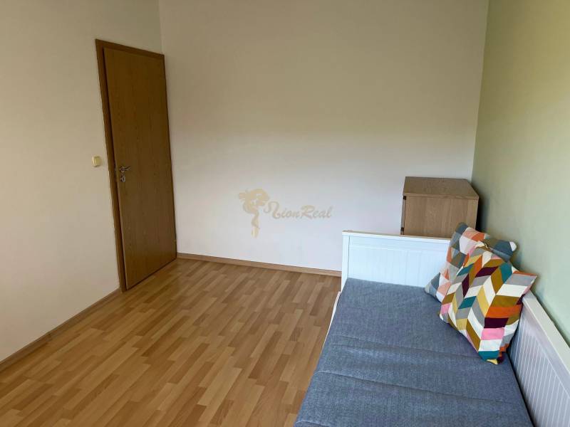 3-izb. byt, Palkovičova ul., Ružinov, lodžia, 4.p./12 - Izba v 3-izbovom byte s pohovkou a podlahou s dreveným dekorom.