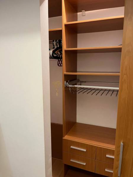 3-izb. byt, Palkovičova ul., Ružinov, lodžia, 4.p./12 - Šatník s policami a zásuvkami v 3-izbovom byte.