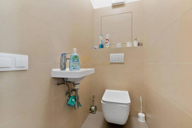 Novostavba 3-izb. bytu s parkovacím státím, ul.Hany Ponickej, Lamač - Malá kúpeľňa s umývadlom a závesnou toaletou, svetlé obklady.