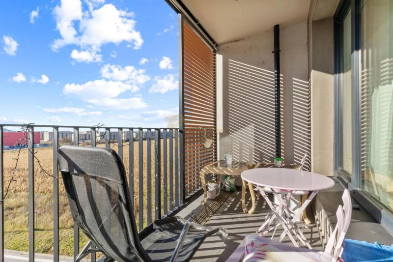 Novostavba 3-izb. bytu s parkovacím státím, ul.Hany Ponickej, Lamač - Balkón v 3-izbovom byte na Hany Ponickej v Bratislave – Lamači s výhľadom na okolie.