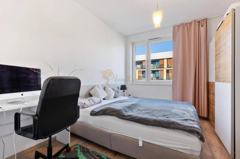 Novostavba 3-izb. bytu s parkovacím státím, ul.Hany Ponickej, Lamač - Spálňa s pracovným stolom, počítačom a podlahou s dreveným dekorom v 3-izbovom byte.