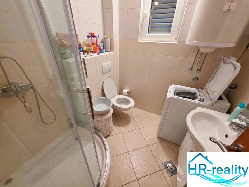 Chorvátsko, Makarska - zariadený apartmán s výhľadom na more - Kúpeľňa v Rekreačnom apartmáne s toaletou, sprchovým kútom a práčkou.