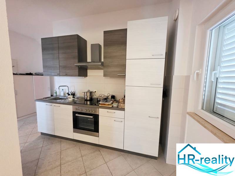 Chorvátsko, Makarska - zariadený apartmán s výhľadom na more - Kuchyňa s kombinovanými skrinkami a vstavanými spotrebičmi v Rekreačnom apartmáne.