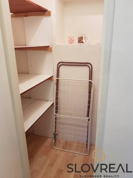 PREDAJ 2 IZBOVÝ BYT HANDLOVÁ  - Malá úložná miestnosť s policami, 2-izbový byt obsahuje praktický priestor na uskladnenie.