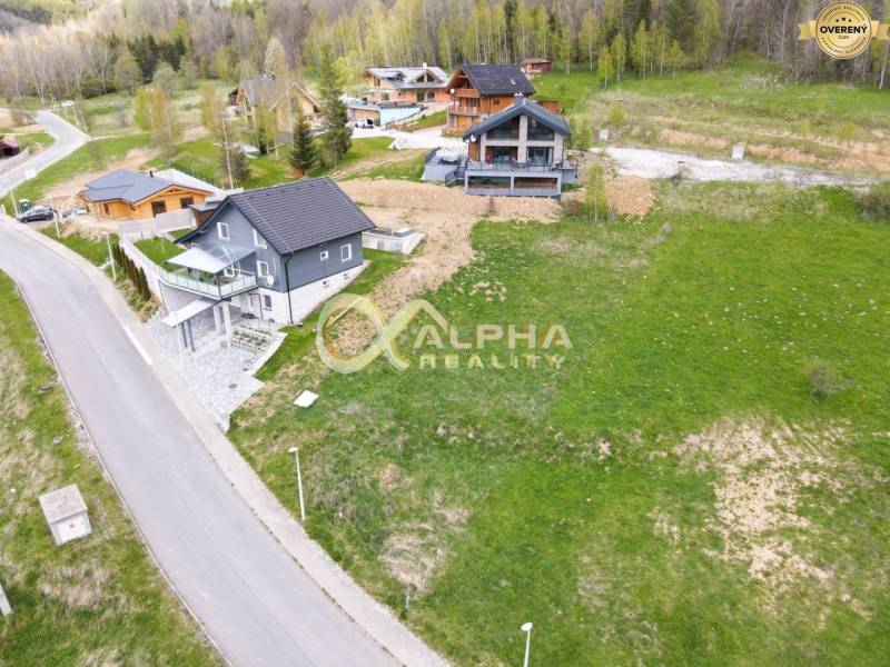 Stavebný pozemok lokalita Slnečná úboč, Levočská Dolina, okres Levoča - Vidiecke domy a pozemky na bývanie v Levoči, obklopené zeleňou a lesmi.