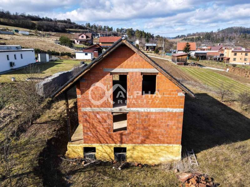 Rodinný dom, obec Spišský Hrhov, okres Levoča - Nedokončený rodinný dom na Grófskej ulici v Spišskom Hrhove s holými tehlovými stenami.