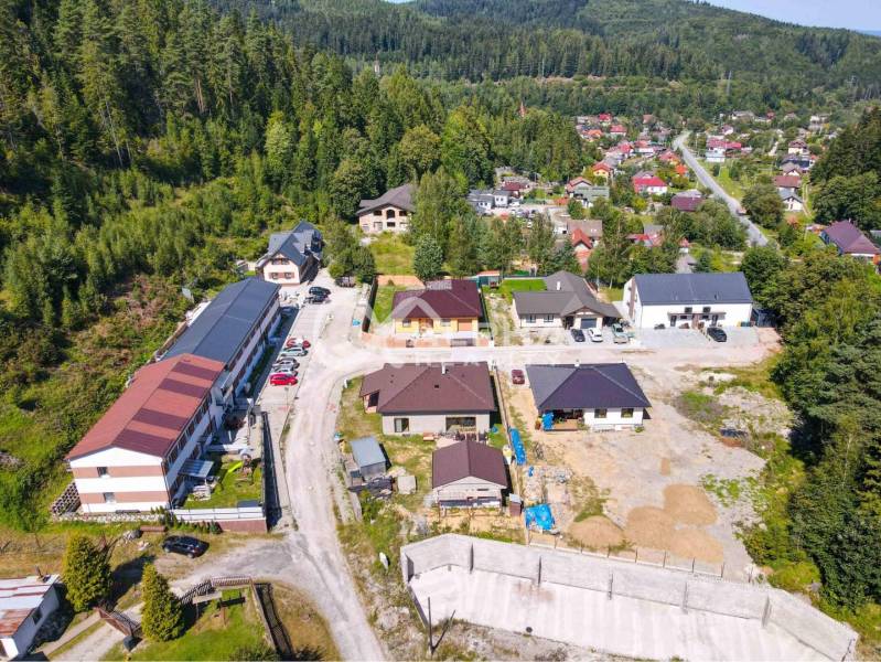 EXKLUZÍVNE Stavebný pozemok, 916m2, Novoveská Huta - Letecký pohľad na obytné oblasti a lesy v Spišskej Novej Vsi pre Pozemky - bývanie.