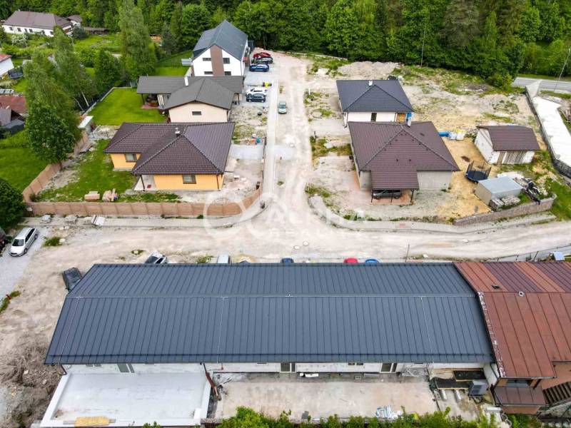 EXKLUZÍVNE Stavebný pozemok, 916m2, Novoveská Huta - Pozemky - bývanie v Spišskej Novej Vsi s okolitými domami a príjazdovými cestami.