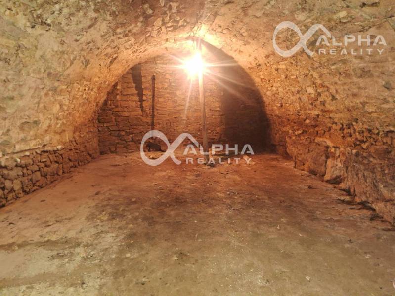 Prenájom obchodný, kancelársky priestor, centrum, Sp. N. Ves - Kamenný sklep s obloukovou klenbou vhodný pre obchodné priestory v Spišskej Novej Vsi.