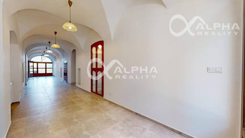 Prenájom obchodný, kancelársky priestor, centrum, Sp. N. Ves - Obchodné priestory s klenutými stropmi a svetelnými prvkami, podlaha s keramickou dlažbou.