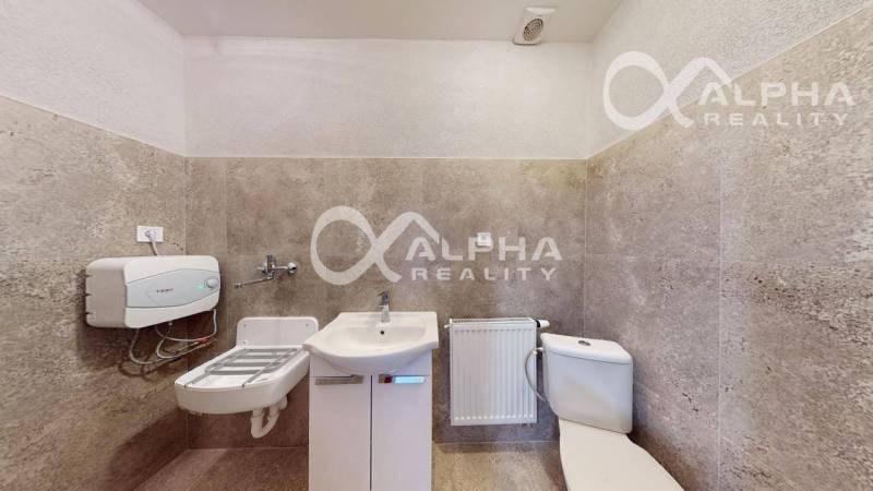 Prenájom obchodný, kancelársky priestor, centrum, Sp. N. Ves - Interiér s umývadlom a toaletou v obchodných priestoroch, s dlažbou na stenách.