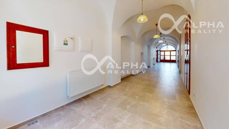 Prenájom obchodný, kancelársky priestor, centrum, Sp. N. Ves - Chodba v obchodných priestoroch s klenutým stropom a dlažbou.