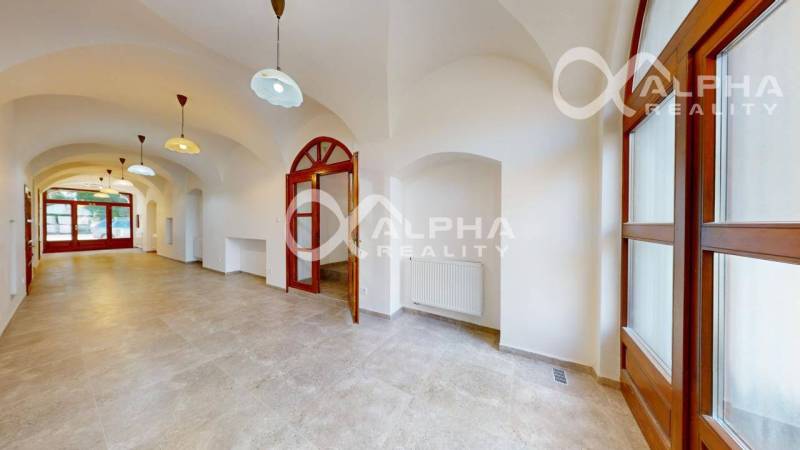 Prenájom obchodný, kancelársky priestor, centrum, Sp. N. Ves - Obchodné priestory s oblúkovými stropmi, dlažbou a veľkými oknami.