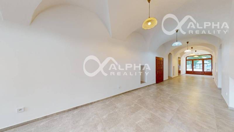 Prenájom obchodný, kancelársky priestor, centrum, Sp. N. Ves - Obchodné priestory s oblúkovým stropom a dlažbou, vhodné pre podnikanie.