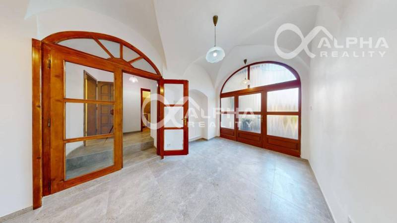 Prenájom obchodný, kancelársky priestor, centrum, Sp. N. Ves - Obchodné priestory s drevenými prvkami, podlaha s dreveným dekorom, klenuté stropy, presklené dvere.